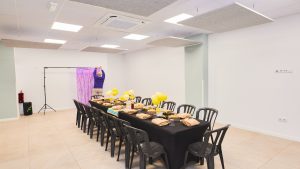Mesa larga preparada para una fiesta de cumpleaños en el local Martileria, Paiporta
