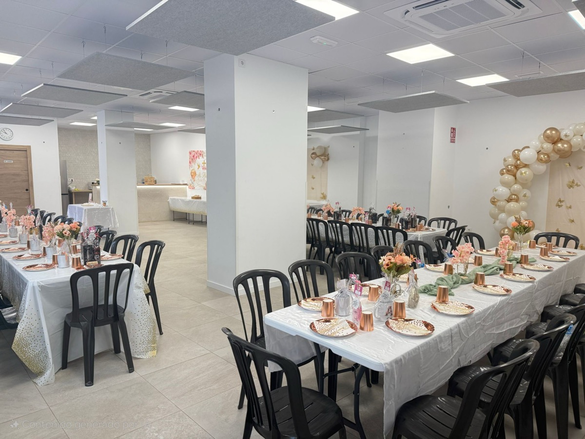 Sala de MartiLeria con mesas preparadas para una celebración
